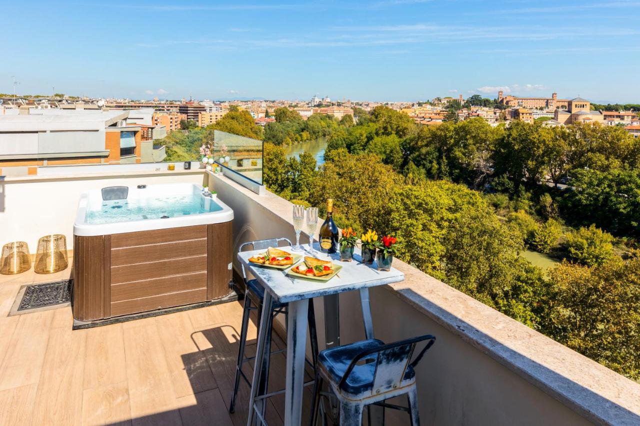 Penthouse With A Panoramic Rooftop In Trastevere With Seasonally Jacuzzi Рим Екстериор снимка
