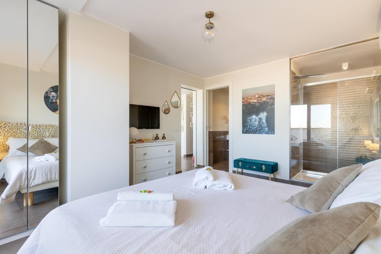 Penthouse With A Panoramic Rooftop In Trastevere With Seasonally Jacuzzi Рим Екстериор снимка