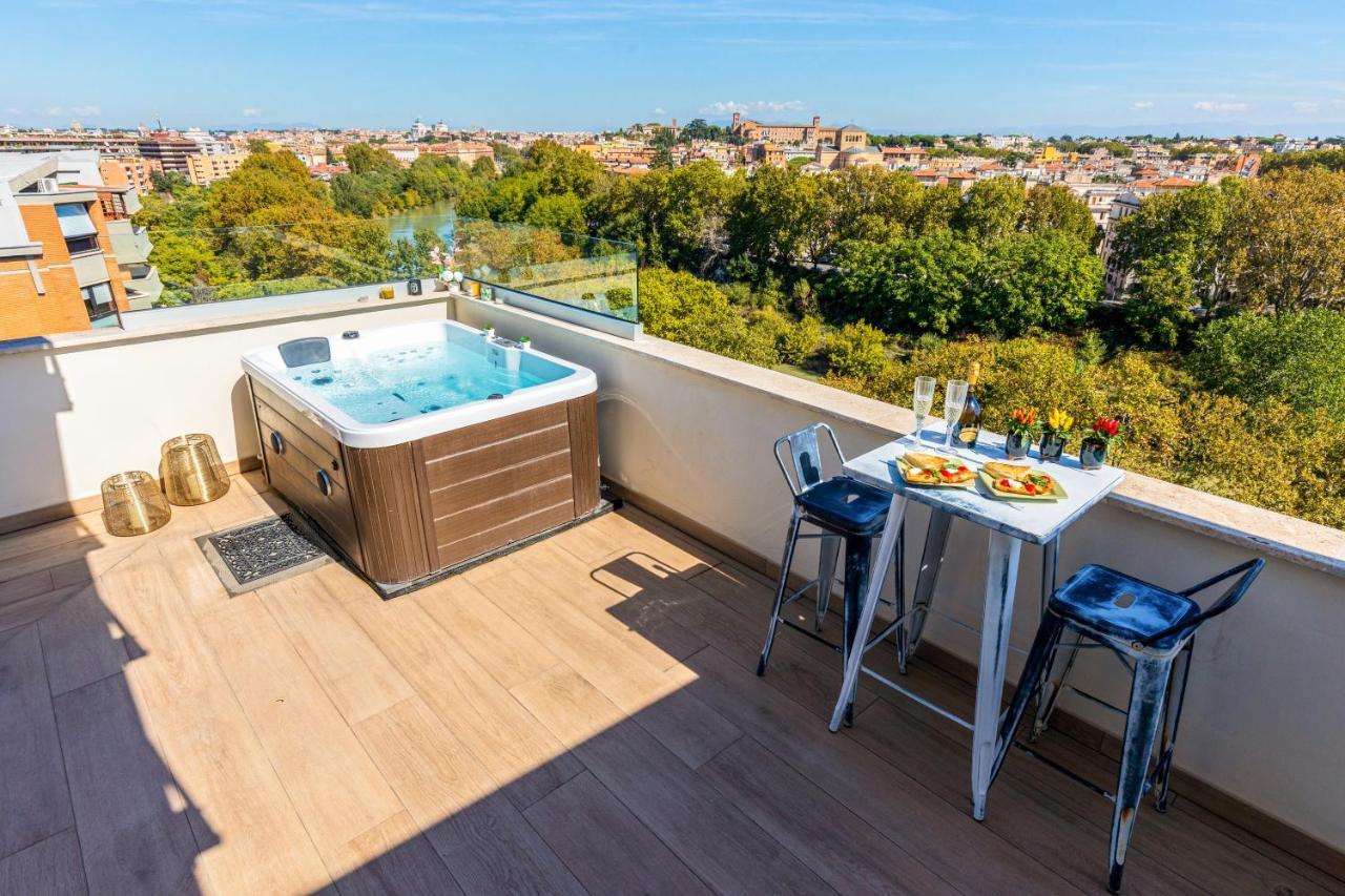 Penthouse With A Panoramic Rooftop In Trastevere With Seasonally Jacuzzi Рим Екстериор снимка