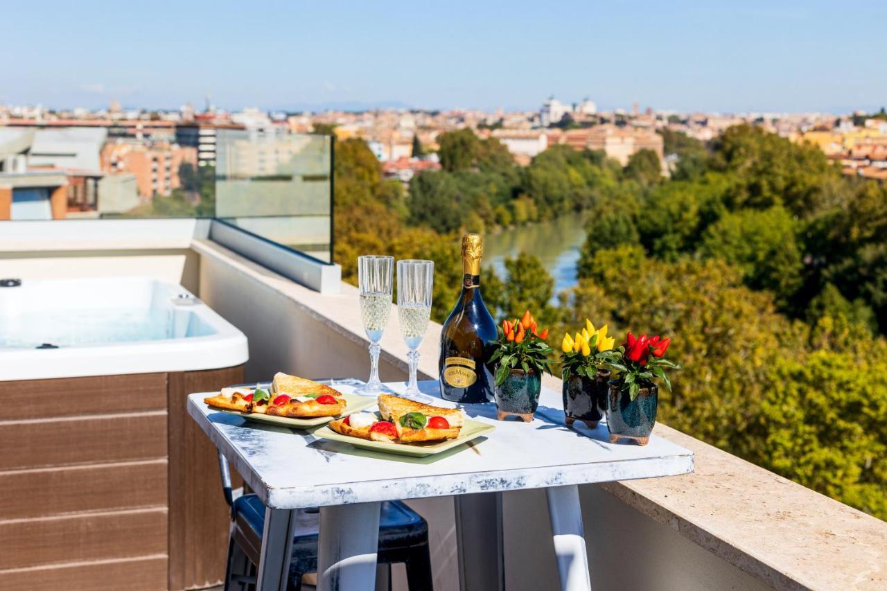 Penthouse With A Panoramic Rooftop In Trastevere With Seasonally Jacuzzi Рим Екстериор снимка