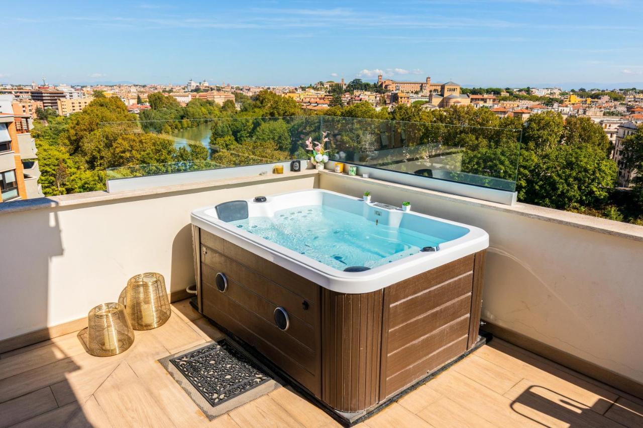 Penthouse With A Panoramic Rooftop In Trastevere With Seasonally Jacuzzi Рим Екстериор снимка